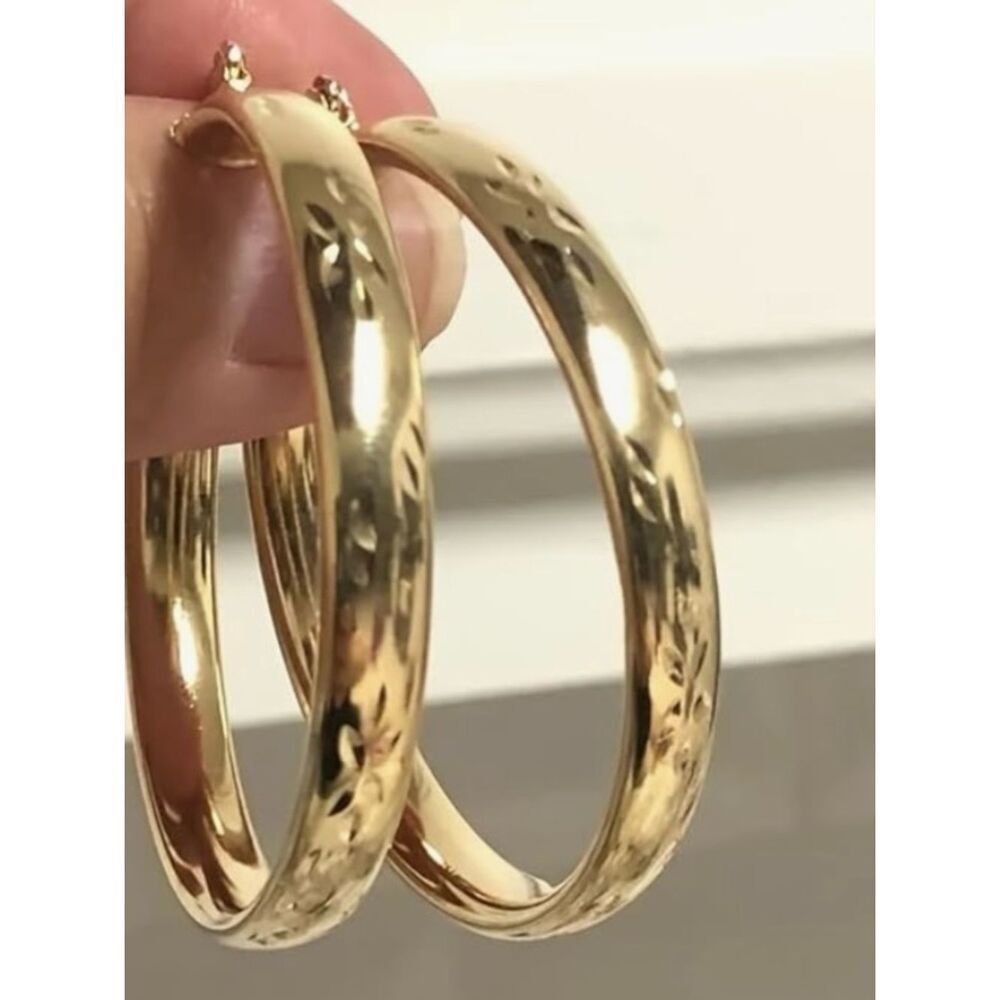 ✴️ NEW Stunning Gold-Tone Diamond Cut Floral Engraved Hoop Earrings ✴️